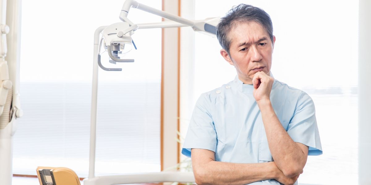 歯科医師が悩んでいるイメージ画像
